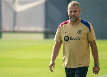 هانز فليك يوجه رسالة إلى لابورتا وديكو بشأن صفقات برشلونة