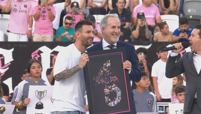 لحظة تكريم ميسي من انتر ميامي بعد تحقيقه 45 بطولة