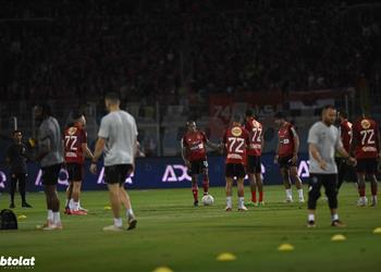 فيديو وصور إصابة لاعب الأهلي أثناء عمليات الأحماء قبل انطلاق مباراة بيراميدز واستبداله