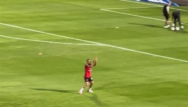 جماهير الاهلي واللاعبيين يحيوون افشة واحد اتنين صاحب القاضية فين