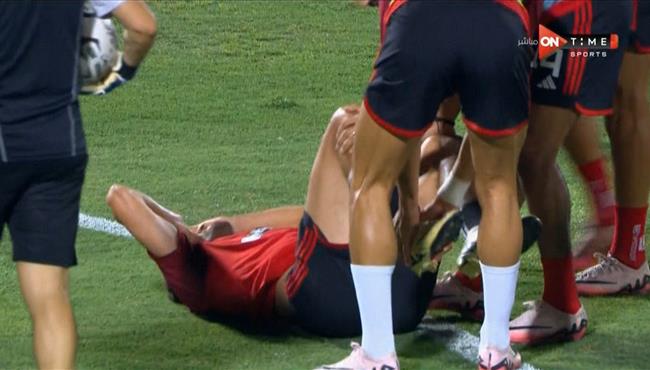 لحظة اصابة طاهر محمد طاهر قبل مباراة الاهلي وبيراميدز
