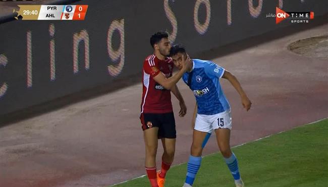 بروح رياضية رائعة اكرم توفيق يقبل رأس محمد الشيبي في مباراة الاهلي وبيراميدز