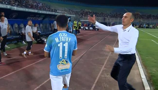 مصطفي فتحي يرفض مصافحة مدرب بيراميدز لحظه خروجه في مباراة الاهلي