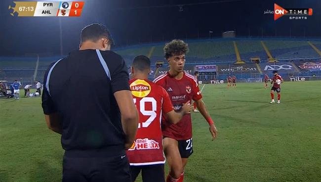 لحظة نزول افشه بدلا من امام عاشور في مباراة الاهلي وبيراميدز ورد فعل الاخير