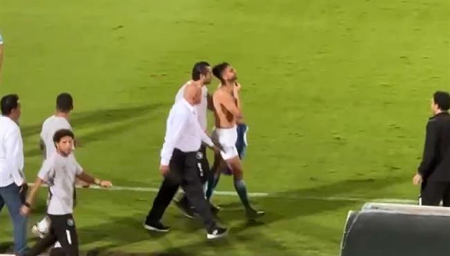 رد فعل محمد الشيبي بعد طرده في مباراة الأهلي وبيراميدز بسبب حسين الشحات