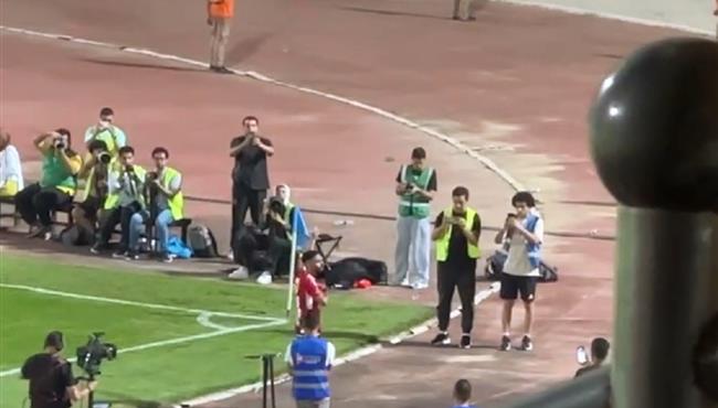 هتافات كبيرة من جماهير الاهلي لحسين الشحات بعد تبديله واللاعب يردلهم التحية