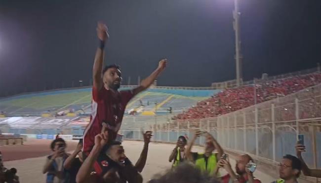 احتفال حسين الشحات مع الجماهير بعد الفوز علي بيراميدز