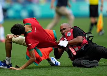 قنابل صوتية واقتحام للملعب رد فعل عنيف من جماهير المغرب بعد هدف الأرجنتين القاتل