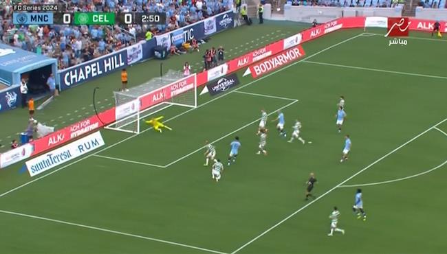 لاعب مانشستر سيتي يتلاعب بدفاعات سيلتيك ويهدر هدف محقق