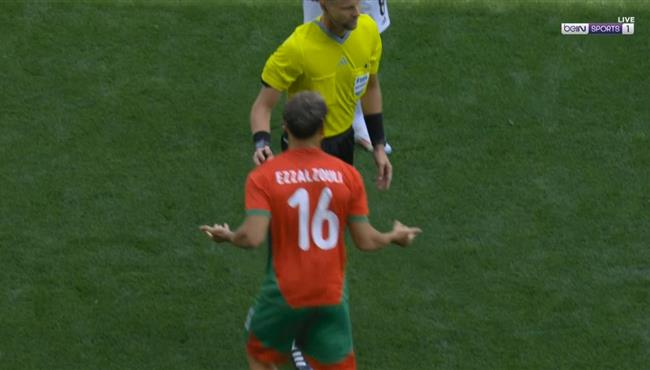 لقطة طريفه عبد الصمد الزلزولي يصتدم بالحكم لحظة نزولة في مباراة المغرب والارجنتين