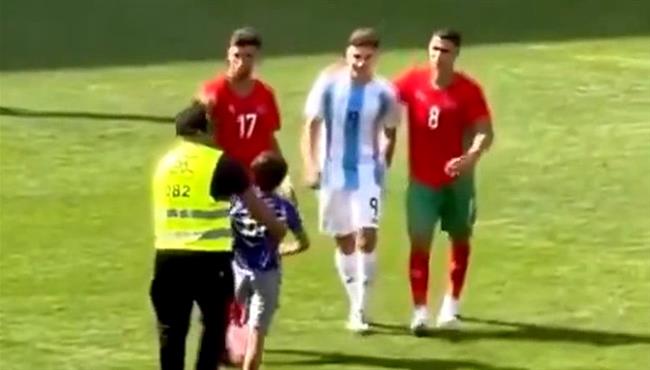 لقطة رائعة بلال خنوس لاعب المغرب يطلب من الفاريز التقاط صورة مع الطفل بعد محاولة الامن اخراجه من الملعب