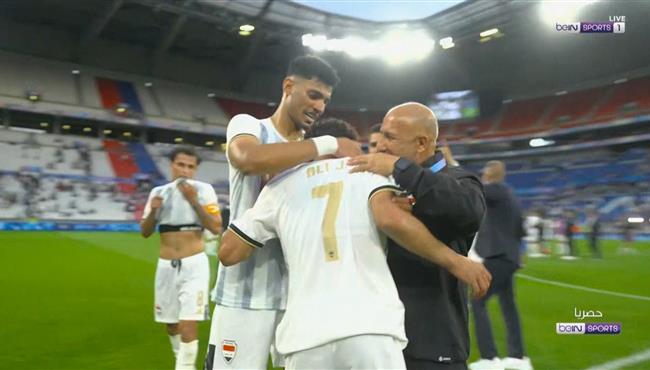 فرحة لاعبي العراق واحتفالهم مع الجماهير بعد الفوز علي اوكرانيا في الاولمبياد