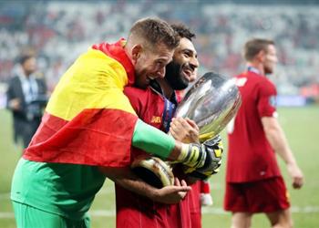 أدريان يثير الجدل بصورته مع محمد صلاح ومشجع لـ ريال بيتيس أشعر بنوبة قلبية