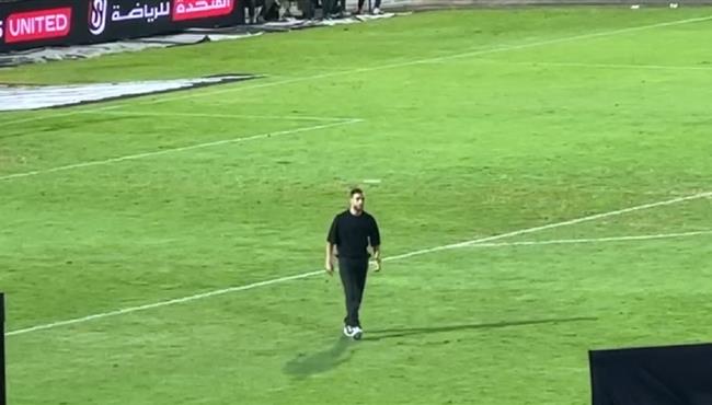 محمد الشيبي يتلقى تحية كبيرة جدا من جماهير الزمالك واللاعب يتوجه لهم ويردلهم التحية