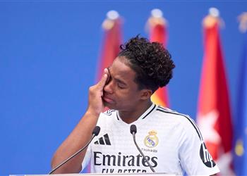 والده لم يتوقف عن البكاء دموع إندريك تنهمر في حفل تقديمه لاعب ا جديدا لـ ريال مدريد فيديو