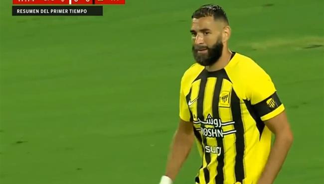 كريم بنزيما يهدر ركلة جزاء امام اشبيلية