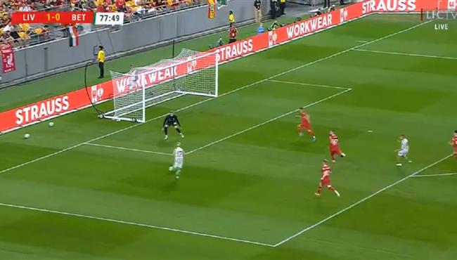 تصدي حارس مرمي ليفربول يحرم ريال بيتيس من تسجيل هدف