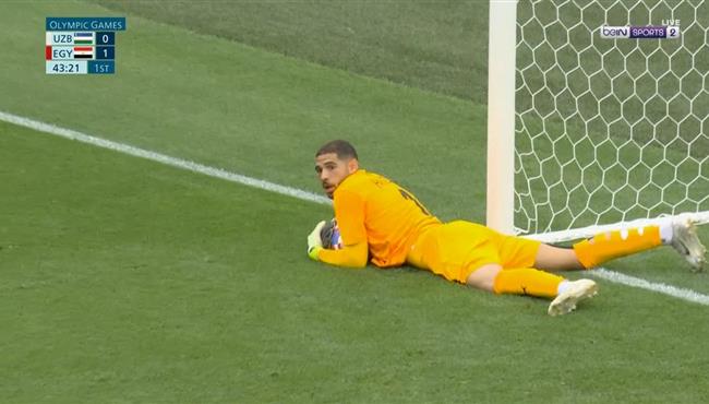 حمزة علاء يتصدي لتسديدة خطيرة امام اوزباكستان في اولمبياد باريس