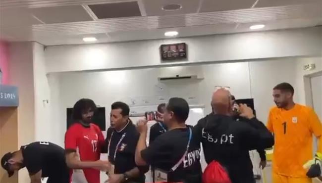 وزير الشباب والرياضه اشرف صبحي يهنيء لاعبي مصر بعد الفوز علي اوزباكستان