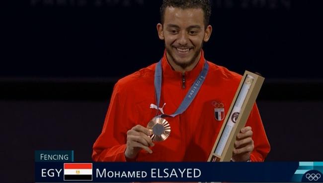 لحظة تتويج محمد السيد بـ برونزية سلاح المبارزة في أولمبياد باريس 2024