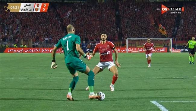 وسام ابو علي كاد ان يستغل خطأ محمد بسام ويسجل هدف لـ الاهلي امام سيراميكا