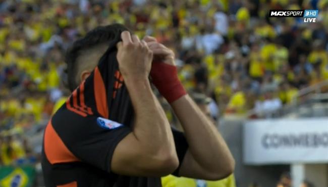 لاعب كولومبيا يهدر هدف محقق بطريقة غريبة امام البرازيل