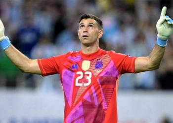 إيميليانو مارتينيز يكشف حديثه مع لاعبي الأرجنتين أثناء مواجهة الإكوادور