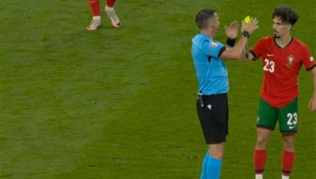 لقطة طريفة في مباراة فرنسا والبرتغال فيتينيا يشهر البطاقة الصفراء بوجه الحكم
