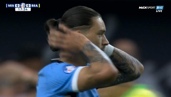 داروين نونيز كاد ان يسجل هدف في مرمي البرازيل بكوبا امريكا