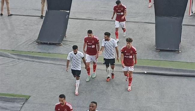 حديث جانبي من اسلام محارب مع امام عاشور و ياسر ابراهيم وأحد الجماهير يشجع عبد الحميد بسيوني