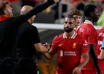 قدوة لسنوات سلوت يتغنى بدور محمد صلاح مع ليفربول بعد الفوز على آرسنال