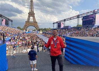 وسط 10000 متفرج محمد السيد يحتفل بالميدالية البرونزية في حديقة الأمراء