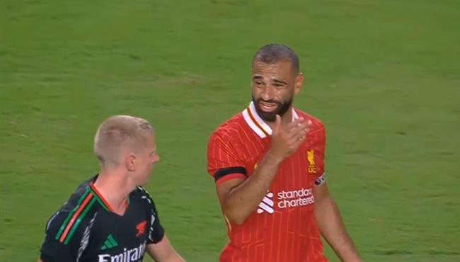 لقطة محمد صلاح مع زينشينكو في مباراة ليفربول وارسنال