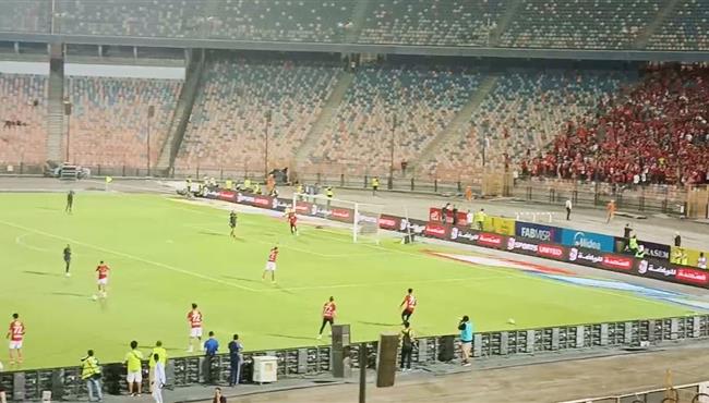 جماهير الاهلي تهتف للاعبين وتحيه خاصة لكهربا
