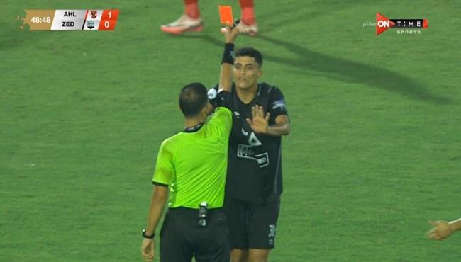 طرد لاعب زد امام الاهلي بالدوري المصري