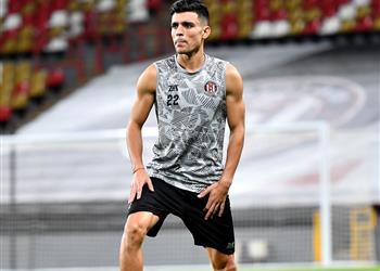 خاص وكيل أشرف بن شرقي يثير الجدل حول اهتمام الأهلي بضم اللاعب