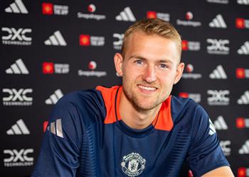 رسمي ا مانشستر يونايتد يعلن تعاقده مع دي ليخت