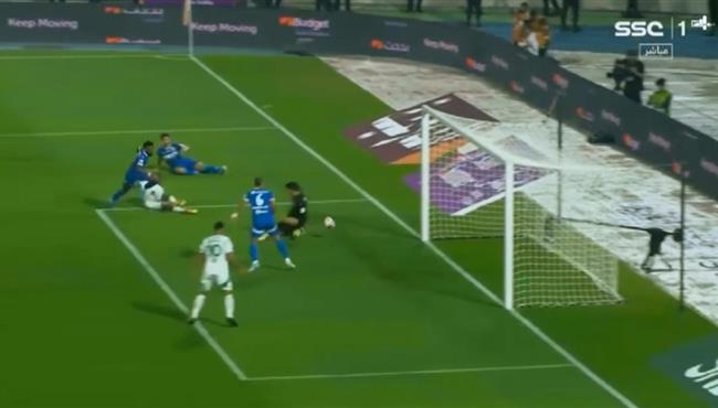 تصدي ياسين بونو يحرم الاهلي من تسجيل هدف بكأس السوبر السعودي