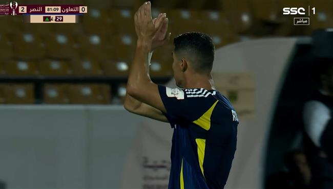 لحظة خروج رونالدو في مباراة النصر والتعاون وتحية الجماهير له