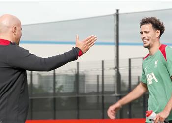 جونز يوضح الفارق بين كلوب وسلوت ويؤكد ليفربول قادر على الفوز بالألقاب هذا العام