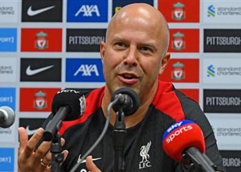 سلوت يرد على تجديد عقد محمد صلاح ومستقبل ثلاثي ليفربول وينهي الجدل حول صفقة زوبيميندي