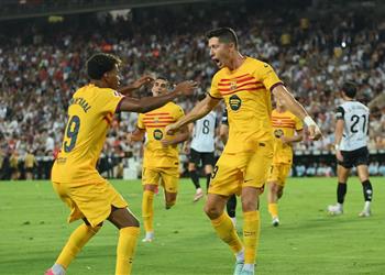 كسر رقم كرويف ليفاندوفسكي يحقق إنجاز ا جديد ا بعد هدفيه في مباراة برشلونة وفالنسيا