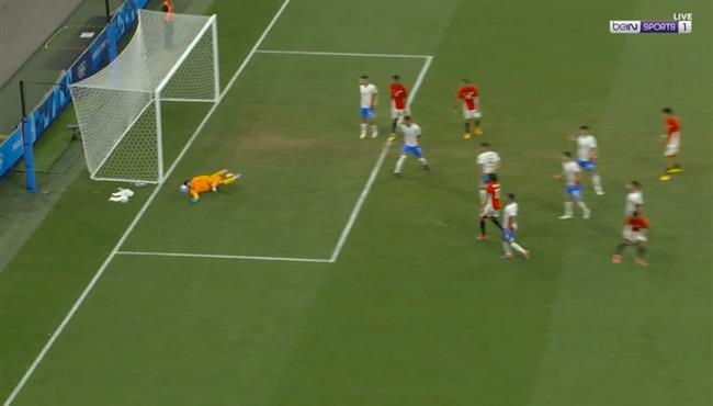 فرصة ابراهيم عادل الخطيرة علي مرمي باراجواي والحارس يتصدي