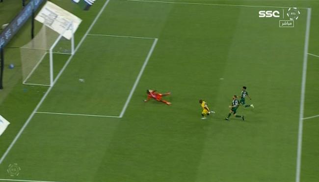 لاعب العروبة يهدر فرصة هدف محقق امام الاهلي في الدوري السعودي