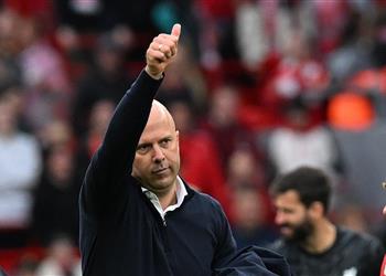 سلوت يحسم مستقبل لاعب ليفربول بعد ارتباطه بالرحيل عن الفريق