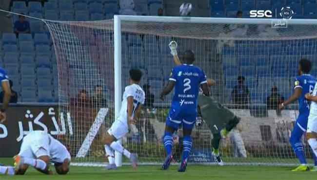 العارضة تحرم الهلال من هدف محقق امام ضمك