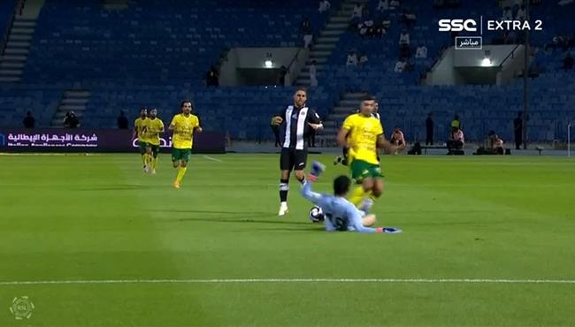 حارس الشباب يحرم محمد شريف من هدف محقق للخليج في الدوري السعودي