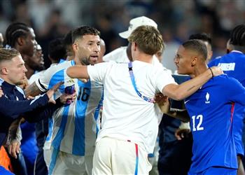 فيديو تداعيات هتاف إنزو فرنانديز شجار واشتباك بالأيدي بين الأرجنتين وفرنسا في أولمبياد باريس