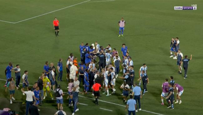 اشتباك بالايدي بين لاعبي فرنسا والارجنتين بعد المباراة في اولمبياد باريس