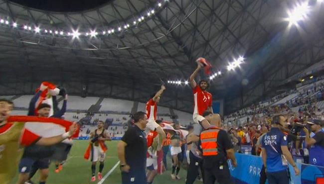 النني وزيزو يحتفلان مع الجماهير بعلم مصر بعد الفوز علي باراجواي في الاولمبياد